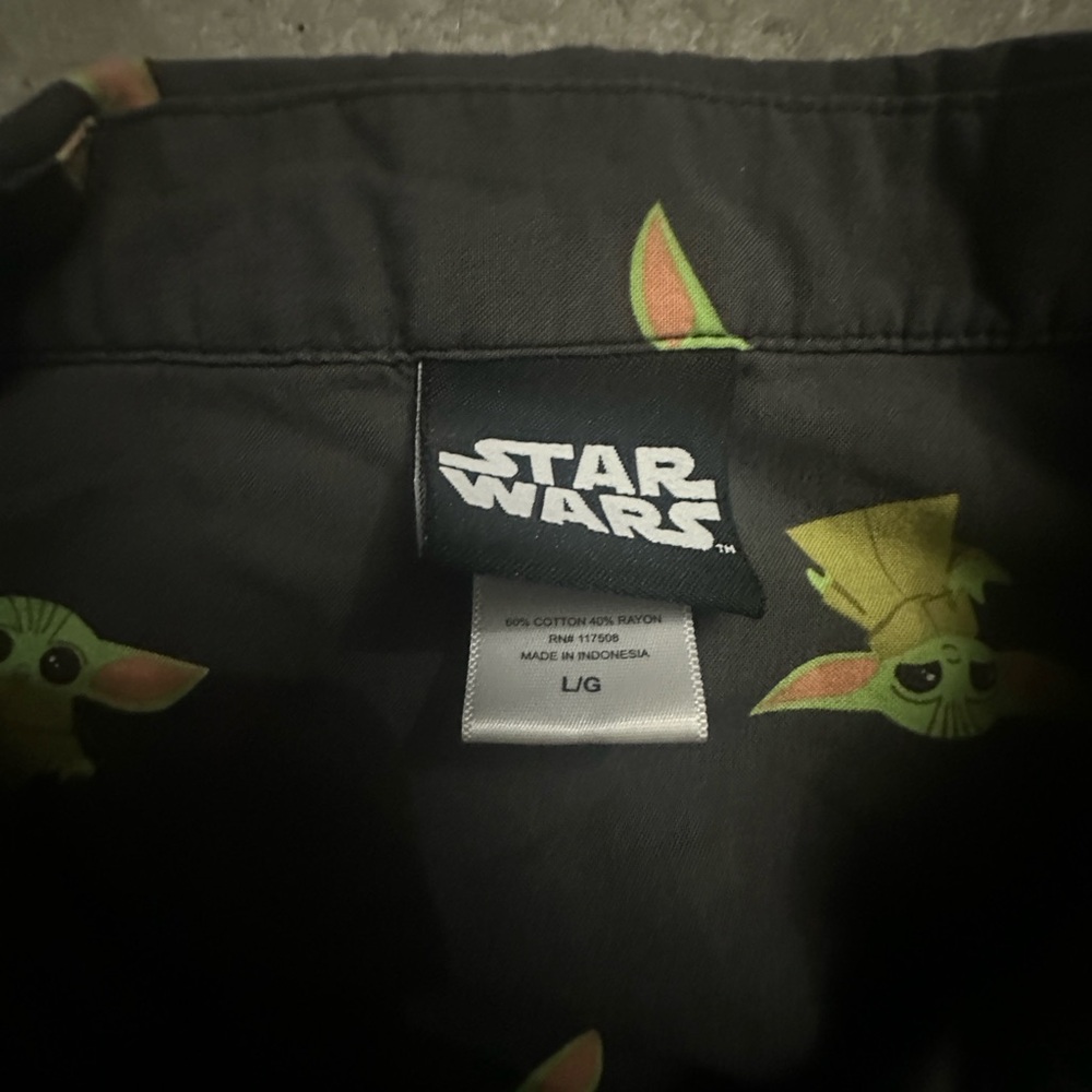 Star Wars Shirt - Men’s Button Down Shirt - Size L - Baby Yoda/Grogu Pattern - Picture 2 of 5
